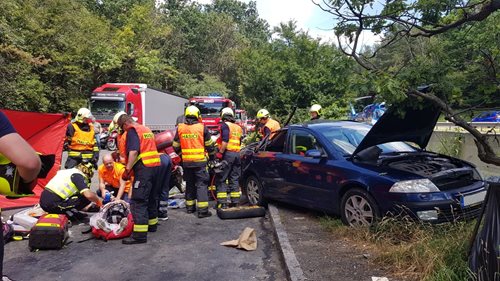 Vážná nehoda dvou vozidel na parkovišti u vysílače Cukrák
