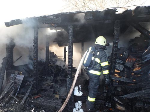 Ve Vrchlabí shořela kůlna Požár způsobil žhavý popel, který sem rozfoukal silný vítr. 