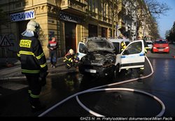 Na pražských Vinohradech hořel dnes ráno osobní automobil, požár částečně omezil dopravu