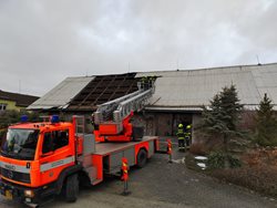 Hasiči opravovali a uklízeli na Těrlicku strženou střechu firemní garáže