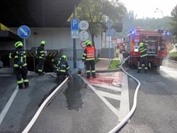 Požár automobilu v podzemní garáži zaměstnal hasiče ze Vsetína.