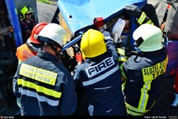 Výcvik hasičů tří zemí v Ostravě vyvrcholil dvěma simulovanými nehodami