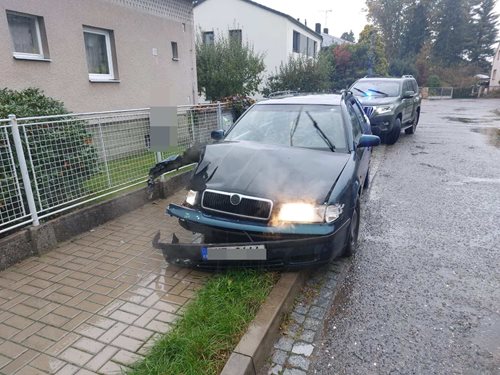 Ujížděl před policií, havaroval a skončil s pouty na rukou