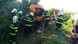 Po nárazu auta do mostku museli hasiči vyprošťovat