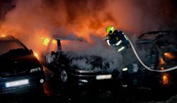 V areálu odtahové služby shořelo osm aut