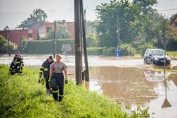 Desítky zásahů za sebou mají Moravskoslezští hasiči kvůli prudkým bouřkám, čerpali vodu a řezali stromy