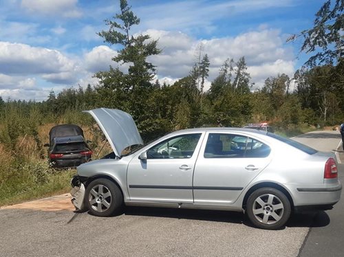 Čelní střet dvou aut: Hasiči zasahovali a jedna osoba skončila v péči záchranářů