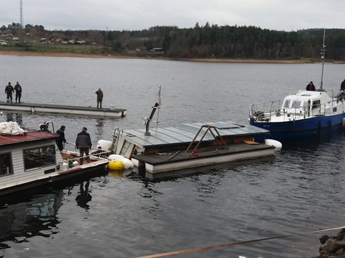 Dvacetihodinová záchrana potopeného houseboatu na Orlické přehradě