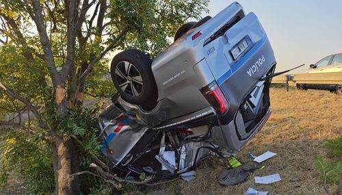 Policejní vůz havaroval při cestě k poruše na dálnici. Jeden policista skončil v nemocnici