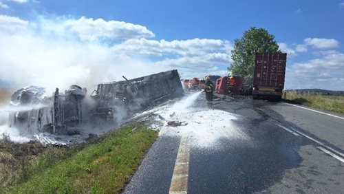 Tragická srážka dvou kamionů. Oba řidiči při požáru vozidel zemřeli