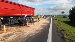 Požár a únik oleje z kamionu na D7 u Toužetína
