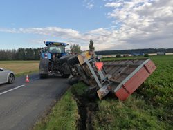 Nehoda traktoru s převráceným valníkem