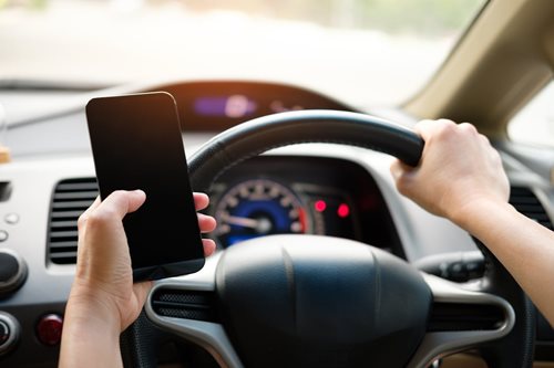 Telefon za volantem může stát stovky eur. Policisté varují před nebezpečným zlozvykem řidičů