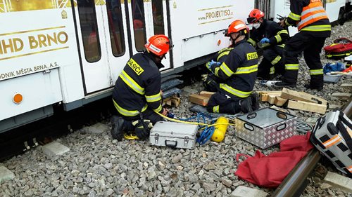 Hasiči vyprošťovali muže po střetu s tramvají