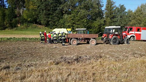 Hasiči vyprošťovali nohu chlapce který při úrazu přišel o část nohy, která se mu zamotala do hřídele traktoru