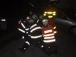 Zraněným řidičům poskytli první pomoc hasiči
