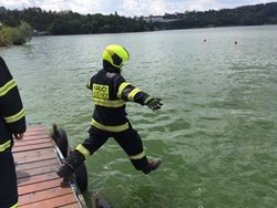 Hasiči na přehradě zachraňovali tonoucí
