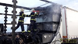 Na D5 hořel přívěs nákladního automobilu