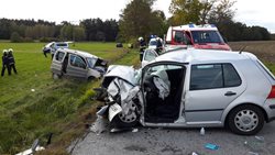 Čtyři zranění u nehody na Českobudějovicku, hasiči museli vyprošťovat několik osob