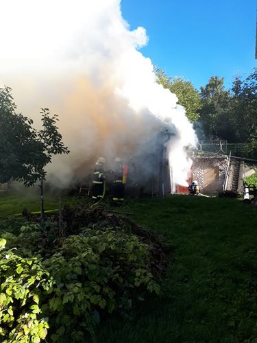 Hořící přístřešek v obci Hošťálková na Vsetínsku