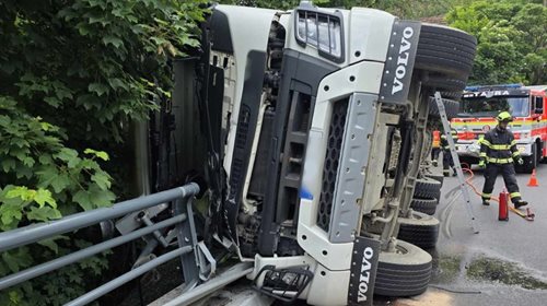 Kamion skončil převrácený na boku. Hasiči zasahovali kvůli hrozbě ekologické havárie