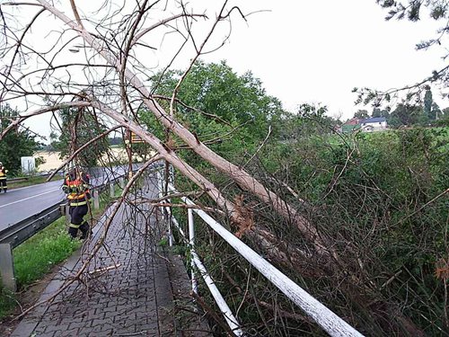 Po silných bouřkách vyjeli hasiči téměř třicetkrát