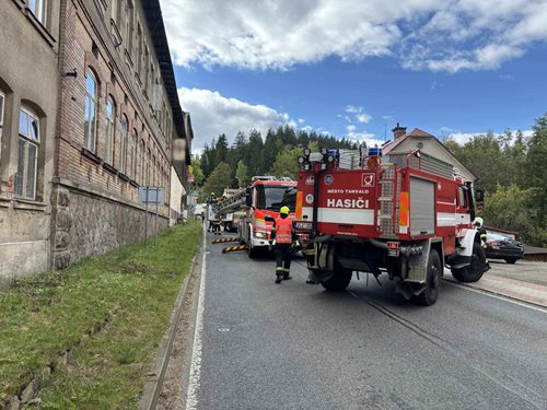 Drama nad průmyslovou zónou: Hasiči zasahovali u požáru střechy