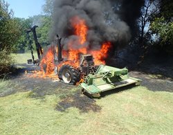 U obce Komárov shořel po poledni traktor