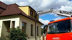 Snesení nadměrného pacienta z domu v Zastávce