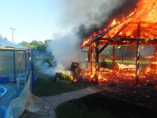 Požár pergoly u rodinného domu. Aktualizace