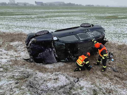 Nehoda osobního vozidla si vyžádala zásah hasičů