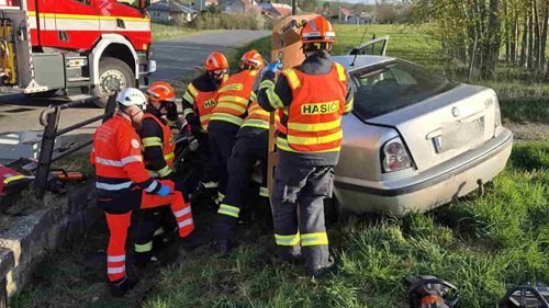 Řidič uvězněný v havarovaném autě