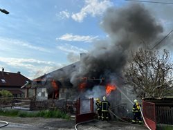 Pět jednotek likvidovalo požár rodinného domu ve Zvoli