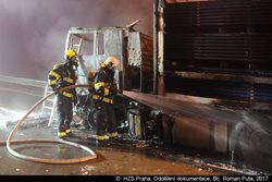 Na Pražském okruhu zasahovaly v noci tři jednotky pražských hasičů u požáru kamionu