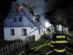 Dvouhodinový požár chalupy v Jesenným mají za sebou hasiči na Semilsku