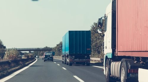 Zneužili záchranářskou uličku. Kvůli bezohlednosti řidičů se sanitka nemohla dostat k nehodě