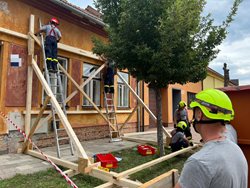 Hasiči stabilizovali čelní stěnu domu