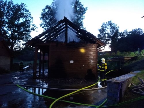 Požár zachvátil dřevěnou budovu