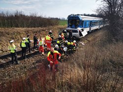 Při nehodě na železničním přejezdu na Jičínsku zemřel jeden člověk