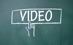 Video z nehody trolejbusu a tramvaje v Brně