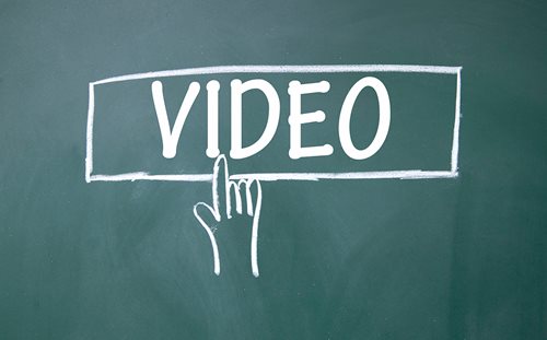 Video z nehody trolejbusu a tramvaje v Brně