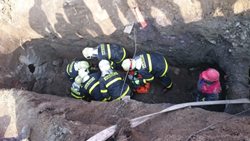 Karvinští hasiči vyprošťovali zraněného dělníka z výkopu