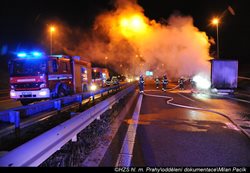 Noční požár kamionu blokoval dopravu v Praze na Novopacké ulici. Škoda byla odhadnuta na 600.000 korun