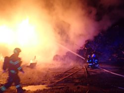 K požáru haly ve Vsetíně vyjely čtyři jednotky hasičů. Aktualizace