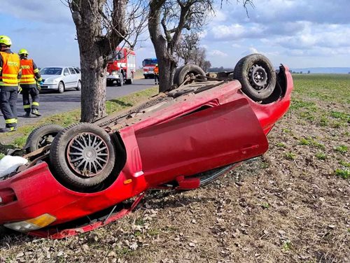 Nehoda osobního vozu skončila převrácením na střechu