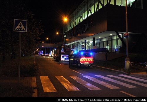 Při požáru střechy obchodního centra v Praze 8 bylo evakuováno 200 osob