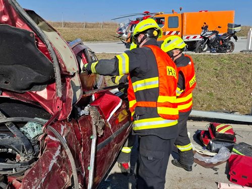 Vážná nehoda uvěznila dvě osoby v kabině zdemolovaného auta