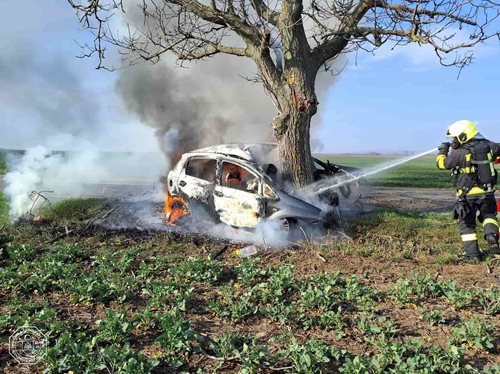 Náraz do stromu skončil tragédií a požárem