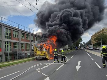 Hořící přívěs blokoval dopravu. Hasiči zabránili větším škodám díky rychlému zásahu