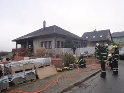 Na požár rodinného domu upozornil soused.